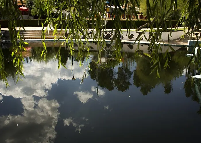 Camping Oleiros مكان تخييم *