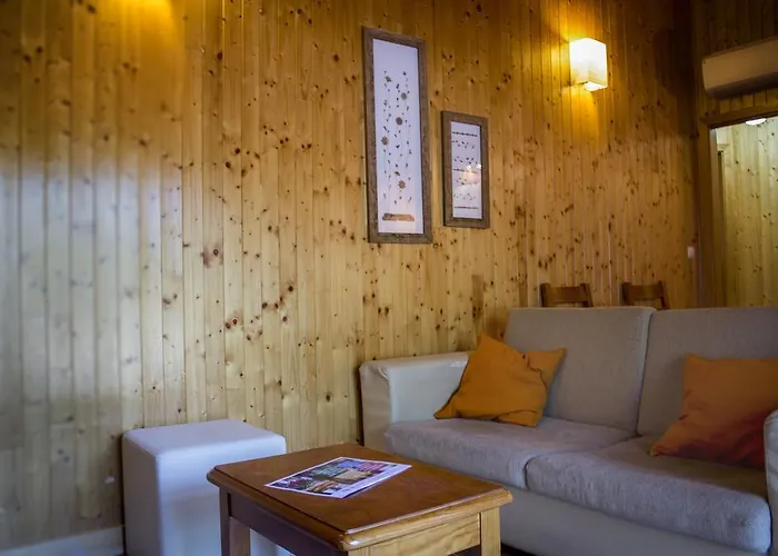 Camping Oleiros مكان تخييم *